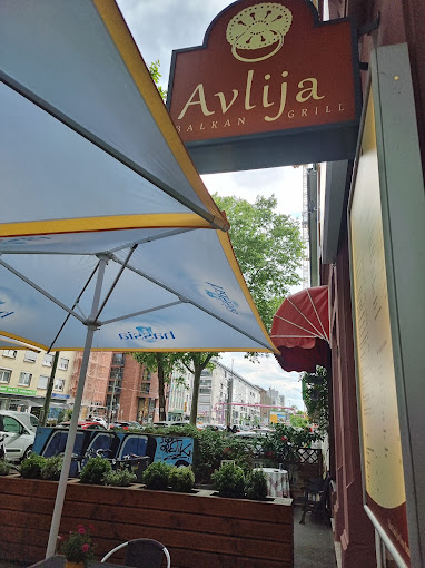 Das weinrote Avlija-Schild und der Außenbereich in der Mainzer Landstraße